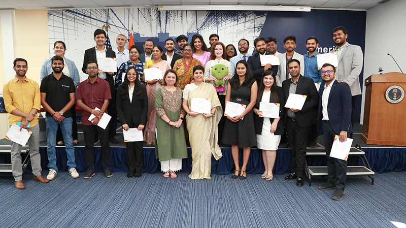 Image of the 20th cohort of Nexus Startup Hub with their certificates